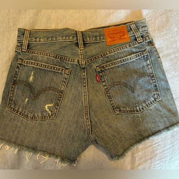 Distressed Levi wedgie shorts size 29 - Picture 4 of 5